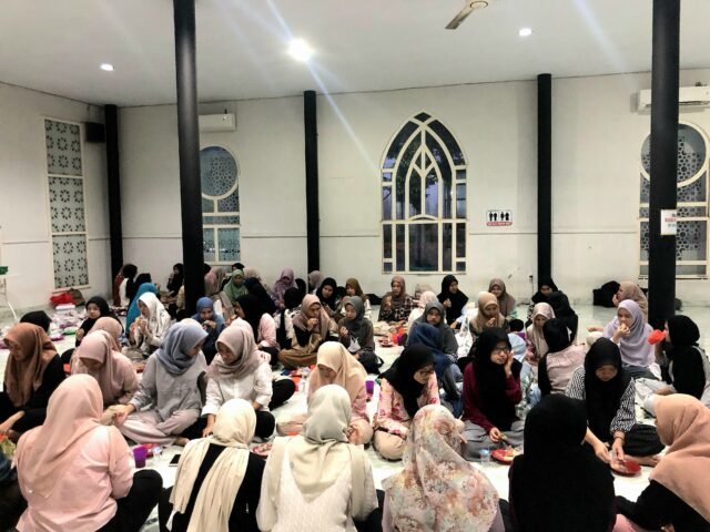 Para mahasiswa sedang menikmati takjil yang disediakan dalam kegiatan buka bersama di Masjid As-Syifa Farmasi USU, Kamis (12/03/2025).| Sumber Istimewa