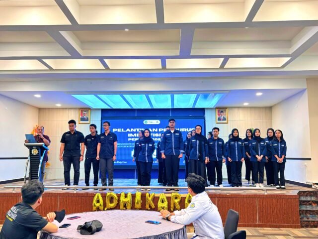 Jajaran pengurus baru IMIKS USU periode 2024/2025 saat pembacaan ikrar pelantikan, Jumat (14/03/2025). | Sumber Istimewa