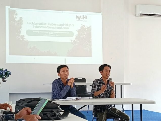 Roynaldy Simaremare (kiri) selaku Moderator dan Direktur WALHI Sumut, Rianda Purba (kanan) selaku pemateri, saat sesi tanya jawab dalam acara Workshop dengan tema “Raising Awareness to Manage Environmental Risks" Sabtu (15/03/2025). | Muhammad Taufik Riski