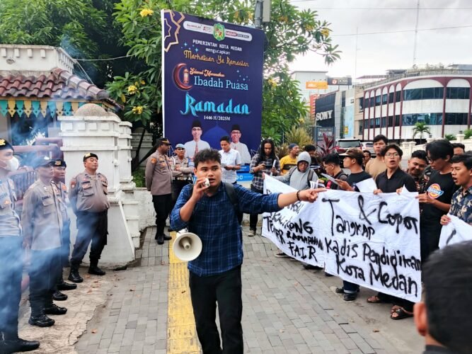 Koordinator Lapangan, Fahrurrozi Efrial, menyampaikan orasinya di depan kantor Walikota Medan, Jumat (14/03/2025). | Muhammad Rifqy Ramadhan Lubis