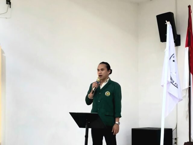 Ketua Umum terpilih HIMIS USU, saat memberi kata sambutan dalam pelantikan kepengurusan baru periode 2025/2026 di Gedung Pagelaran FIB, Kamis (13/03/2025). | Sumber Istimewa
