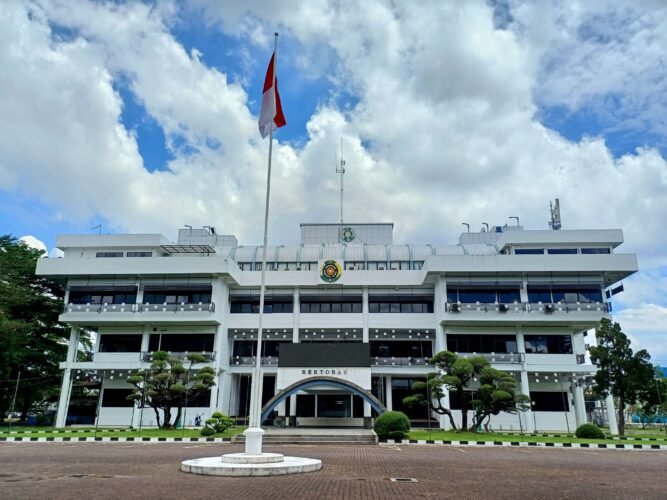 Tampak depan gedung Biro Rektor USU, Kamis (17/04/2025). | Dinar Fazira Fitri