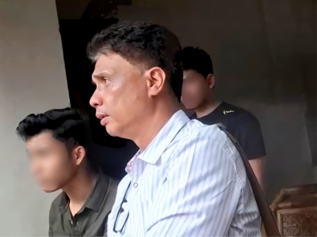 Beberapa anggota GMNI FH USU saat mempertanyakan tujuan kedatangan Iptu Heron Purba di Sekretariat GMNI FH USU, tangkapan layar diambil dari video yang dikirimkan oleh pihak GMNI FH USU, Rabu (23/04/2025). | Jennifer Smith L. Tobing