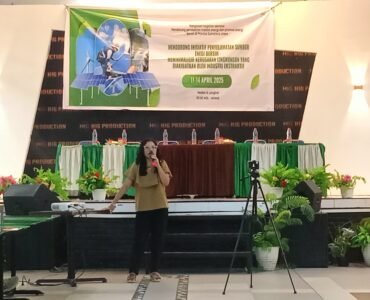 Perwakilan Yayasan Srikandi Lestari, Cindy Sihotang, saat memaparkan bahaya abu pembakaran dari PLTU Batubara, Senin (14/04/2025). | Syaufah Sabila