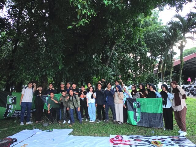 Foto bersama para pemantik dan peserta dalam diskusi kemahasiswaan oleh HMI FIB USU dan KontraS Sumut, Jumat (25/04/2025). | Syaufah Sabila