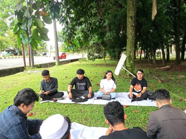 Dari kiri, moderator, lalu para pemantik, Alfandhi Hanaga (HMI FIB USU), Anggraeni Sihotang (Teater O USU), dan Aulia Rahman (KontraS Sumut) dalam diskusi kemahasiswaan di pelataran Gedung Pancasila USU, Jumat (25/04/2025). | Syaufah Sabila