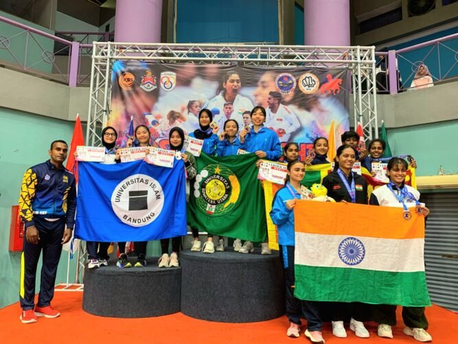 Delegasi UKM Karate USU saat malam penganugerahan hadiah dalam Kompetisi Silent Knight Karate Cup 2025 di Stadium Titiwangsa, Kuala Lumpur, Malaysia, Minggu (28/04/2025). | Sumber Istimewa