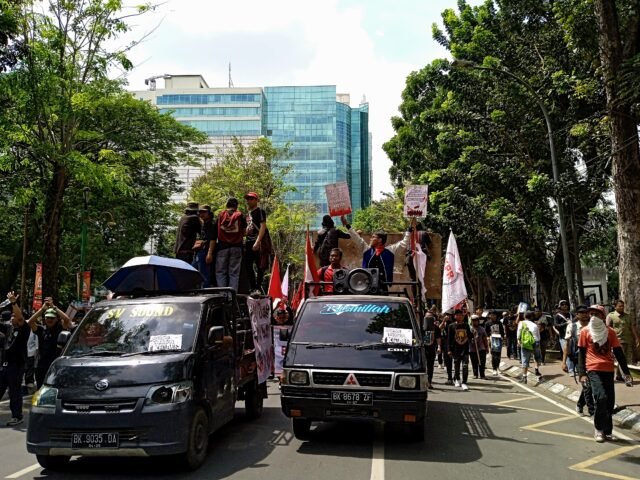 BERAKSI | Massa aksi tiba di Gedung DRPD Sumut setelah melalui perjalanan di beberapa titik. Inilah waktunya mereka beraksi menuntut hak-hak di depan wakil rakyat, Kamis (01/05/2025). | Jennifer Smith L. Tobing