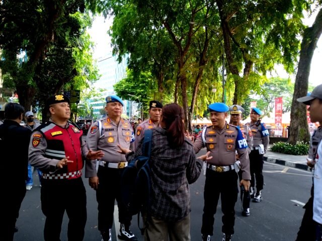 PROTES | Seorang perempuan protes kepada aparat keamanan yang berjaga. Ia merasa terintimidasi dengan banyaknya jumlah polisi yang berjaga di kawasan aksi, Kamis (01/05/2025). | Jennifer Smith L. Tobing