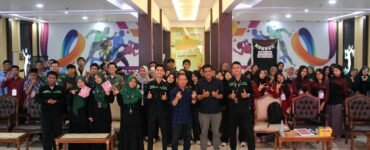 Foto bersama para pemateri, panitia, dan peserta PJTD Dinamika UINSU ke-XV di Aula Dispora Sumut, Minggu (25/05/2025). | Sumber Istimewa