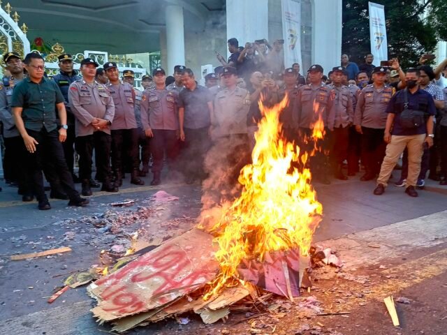 GEJOLAK | Tiba di titik aksi berikutnya, massa aksi membakar ban di depan Gedung Gubernur Sumut. Api ini layaknya semangat para buruh yang terus terbakar dan tak pernah padam, Kamis (01/05/2025). | Muhammad Rifqy Ramadhan Lubis