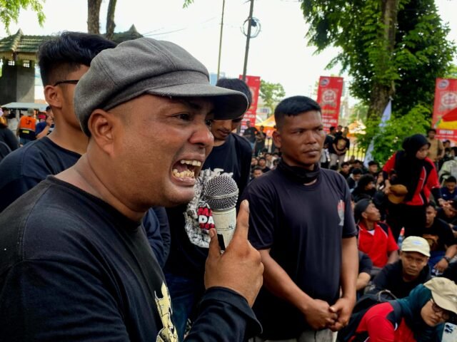 KELUH-KESAH | Salah satu peserta aksi menyampaikan keresahannya terhadap hak buruh yang kian termajinalkan. Ia menyoroti kasus PHK massal oleh sebuah perusahaan di Kabupaten Asahan, Kamis (01/05/2025). | Sepania Margareta Hutabarat