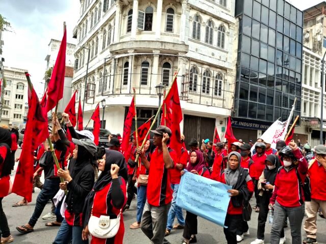 ARAK-ARAK | Massa aksi melakukan arak-arak di jalan menuju beberapa titik aksi. Semangat dan atribut aksi mereka junjung tinggi, Kamis (01/05/2025). | Derista Putri