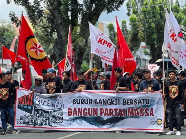 Massa aksi unjuk rasa dalam peringatan Hari Buruh Internasional 2025, Kamis (01/05/2025). | Jeremia Rafael Simamora