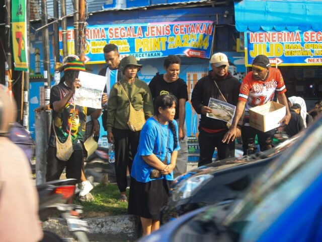 Para relawan dari Ikatan Mahasiswa Papua Sumut saat melakukan aksi galang dana di daerah simpang pintu 1 USU, Jumat (02/05/2025). | Lody C. I. Siringo-ringo