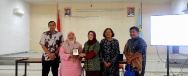 Penyerahan plakat oleh Prodi Sastra Inggris USU kepada Perwakilan Universiti Sains Malaysia dalam Kuliah Umum "Language and Literary" di Gedung Serbaguna FIB USU, Jumat (23/05/2025). | Syaufah Sabila