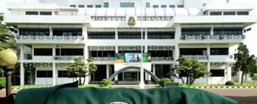 Logo USU pada almamater di depan gedung Biro Rektor, Selasa (22/04/2025). Imelda Sari Manalu