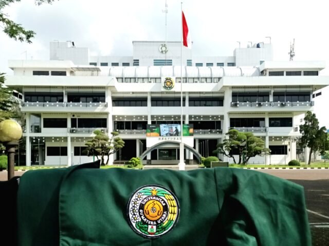Logo USU pada almamater di depan gedung Biro Rektor, Selasa (22/04/2025). | Imelda Sari Manalu
