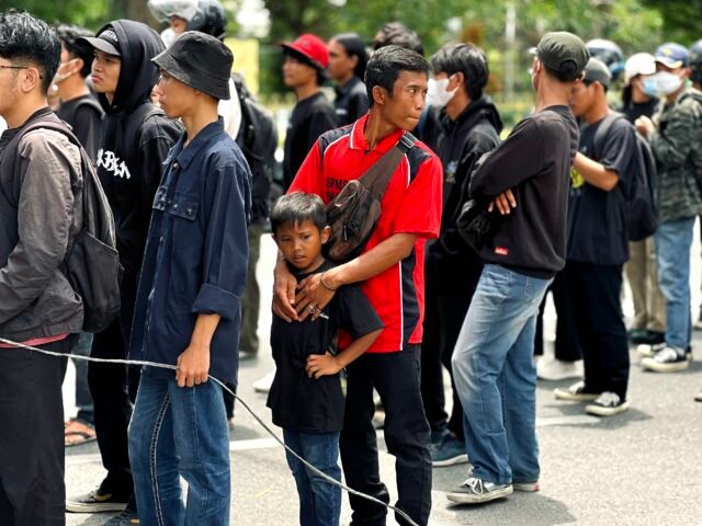 TURUT SERTA | Seorang anak terlihat ikut hadir dalam aksi hari buruh. Aksi ini memang terbuka untuk siapapun yang ingin turut merasakan makna dari unjuk rasa, Kamis (01/05/2025). | Jeremia Rafael Simamora