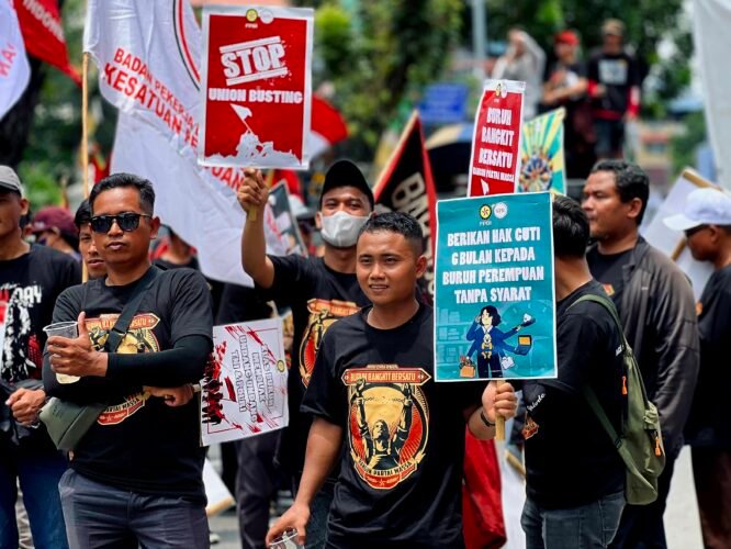ATRIBUT | Terlihat massa aksi memakai baju seragam dan membawa poster bernada protes. Hal tersebut menambah semarak dalam aksi hari buruh ini, Kamis (01/05/2025). | Jeremia Rafael Simamora