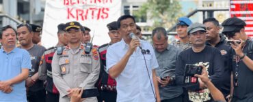 Perwakilan DPRD Fraksi PKS, Hefriansyah, menanggapi tuntutan massa aksi di depan Gedung DPRD Sumut, Kamis (01/05/2025). | Jeremia Rafael Simamora