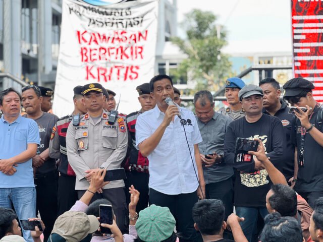 Perwakilan DPRD Fraksi PKS, Hefriansyah, menanggapi tuntutan massa aksi di depan Gedung DPRD Sumut, Kamis (01/05/2025). | Jeremia Rafael Simamora