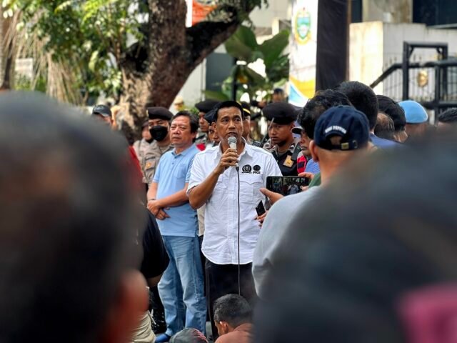 TANGGAPAN | Perwakilan DPRD Sumut Fraksi PKS, Hefriansyah, menemui massa aksi. Ia hanya membaca tuntutan dan menanggapi secara normatif tentang desakan tuntutan massa aksi, Kamis (01/05/2025). | Jeremia Rafael Simamora