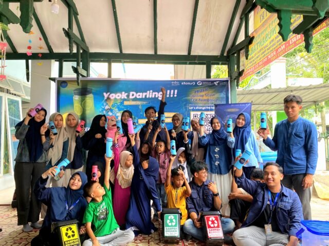 PAIAS.ID berfoto bersama para volunteer program "Pating #4" di Panti Asuhan Bumi Nusantara, Kamis (26/6/2025). | Sumber Istimewa