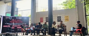 Para pemateri dan moderator saat sesi dialog publik dalam Peringatan 27 Tahun Ratifikasi Konvensi Anti Penyiksaan yang diselenggarakan KontraS Sumut di SeRuang Kitchen and Beverage, Kamis (26/6/2025). | Dinar Fazira Fitri