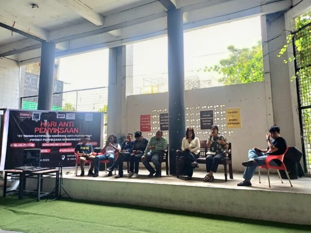 Para pemateri dan moderator saat sesi dialog publik dalam Peringatan 27 Tahun Ratifikasi Konvensi Anti Penyiksaan yang diselenggarakan KontraS Sumut di SeRuang Kitchen and Beverage, Kamis (26/6/2025). | Dinar Fazira Fitri
