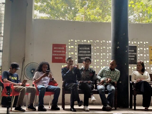 Suwardi dari IKOHI Sumut menyatakan argumennya, saat sesi dialog publik dalam Peringatan 27 Tahun Ratifikasi Konvensi Anti Penyiksaan yang diselenggarakan oleh KontraS Sumut di SeRuang Kitchen and Beverage, Kamis (26/6/2025). | Dinar Fazira Fitri
