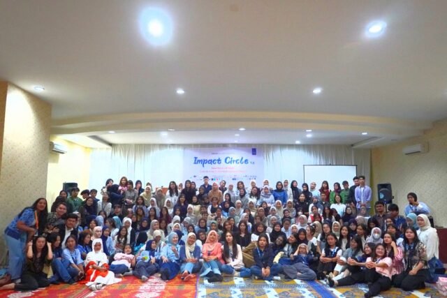 Foto bersama peserta Impact Circle 9.0 dengan pembicara, Presley Panca Simangunsong, dalam kegiatan seminar dan volunteer yang digelar oleh AIESEC in USU di Panti Asuhan Terimakasih Abadi, Sabtu (24/5/2025). | Sumber Istimewa