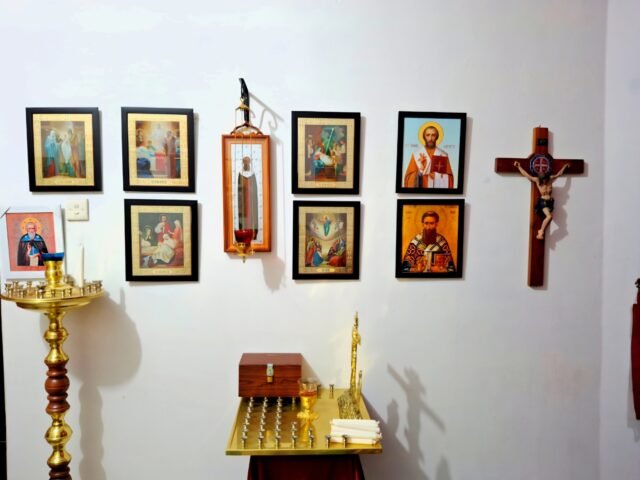 Ikon-ikon kudus terpajang dalam ruang doa umat Gereja Ortodoks sebagai sarana kontemplasi dan penghormatan iman, Minggu (27/4/2025). | Derista Putri