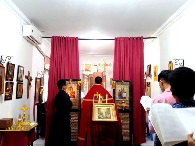 Umat melangsungkan ibadah yang dipimpin oleh Romo Nikola di Gereja Ortodoks Rusia dari Radonezh, Minggu (27/4/2025). | Jennifer Smith L. Tobing