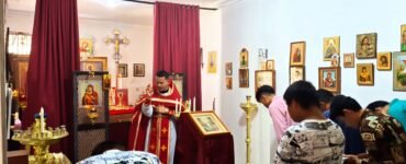 Jemaat menundukkan kepala saat menerima berkat dari Romo Nikola di Gereja Ortodoks Rusia dari Radonezh, Minggu (27/4/2025). | Derista Putri