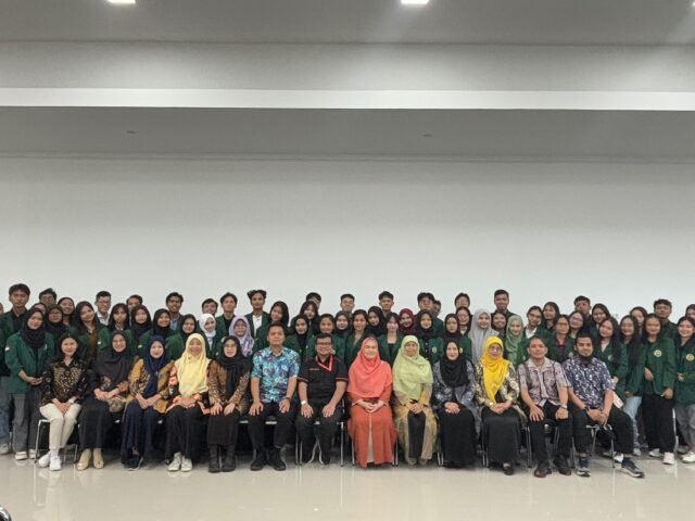 Ketua PKM Center USU beserta jajaran dosen pembimbing berfoto bersama 19 tim yang lolos pendanaan PKM tahun 2025 usai melaksanakan koordinasi awal di Aula Student Centre USU, Selasa (8/7/2025). | Sumber Istimewa