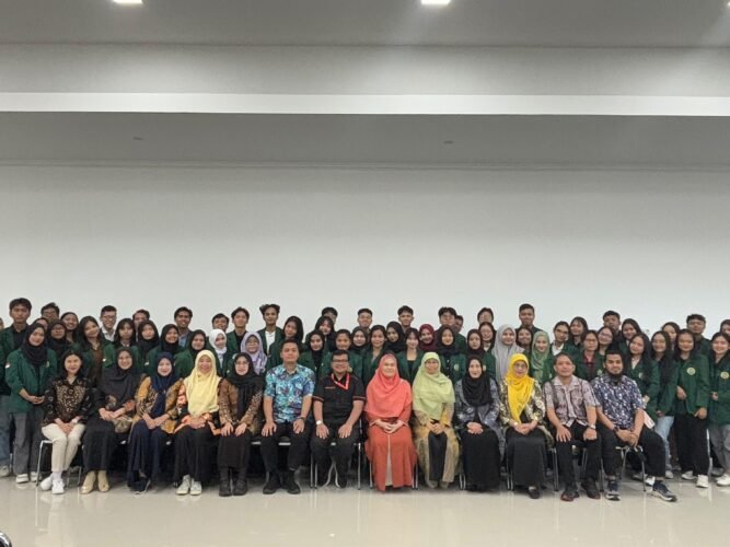 Ketua PKM Center USU beserta jajaran dosen pembimbing berfoto bersama 19 tim yang lolos pendanaan PKM tahun 2025 usai melaksanakan koordinasi awal di Aula Student Centre USU, Selasa (8/7/2025). | Sumber Istimewa