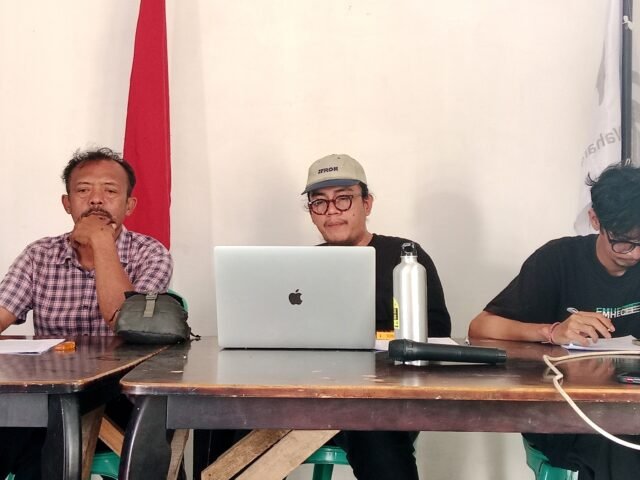 Staf Advokasi dan Kampanye WALHI Sumut, Maulana Gultom, saat konferensi pers terkait Konflik Agraria di Sumut yang diselenggarakan oleh APARA di Kantor WALHI Sumut, Senin (30/6/2025). | Ruth Cinthia Sianturi