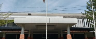 Logo FEB USU di halaman depan fakultas, Jumat (18/7/2025). | Ruth Cinthia Sianturi