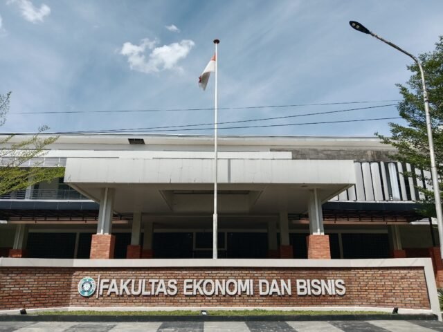 Logo FEB USU di halaman depan fakultas, Jumat (18/7/2025). | Ruth Cinthia Sianturi