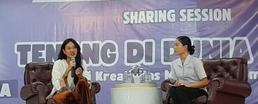 Qintari Anindhita saat membawakan materi tentang pentingnya bermedia sosial secara bijak untuk menghindari doom scrolling, di Yayasan Perguruan WR Supratman 1 Medan, Minggu (27/07/2025). | Dormaulina Sitanggang