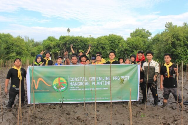 Peserta Coastal Greenline Project melakukan kegiatan menanam mangrove di wilayah Kelompok Tani Hutan (KTH) Penghijauan Maju Bersama, Desa Pasar Rawa, Kecamatan Gebang, Kabupaten Langkat, Sumatra Utara (7/7/2025). | Sumber Istimewa