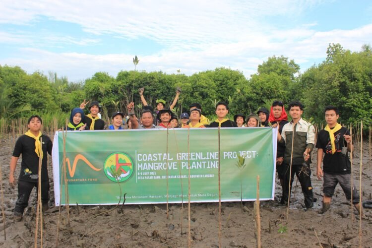 Peserta Coastal Greenline Project melakukan foto bersama saat melakukan kegiatan di Langkat (7/7/2025) | Sumber Istimewa 