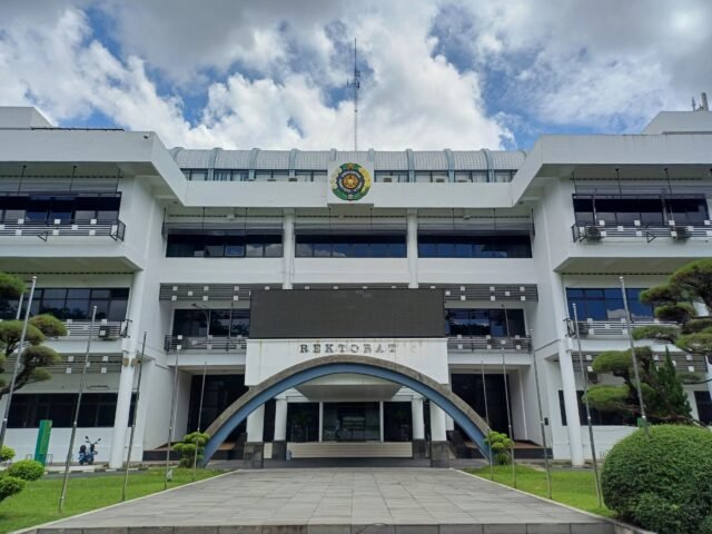 Tampak depan gedung rektorat USU, Kamis (17/4/2025). | Dinar Fazira Fitri