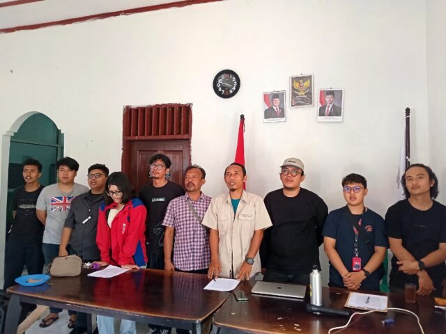 APARA Sumut berfoto bersama usai konferensi pers di kantor WALHI Eksekutif Daerah Sumut, Senin (30/6/2025). | Firda Elisa