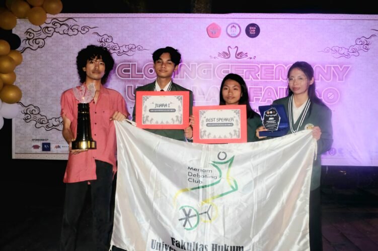 Delegasi FH USU setelah penyerahan piala dan piagam penghargaan di UNJA Law Fair 2025, Rabu (25/6/2025). | Sumber Istimewa