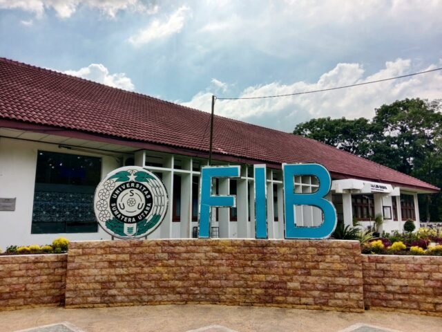 Logo FIB USU di halaman depan fakultas, Jumat (11/7/2025). | Ruth Cinthia Sianturi