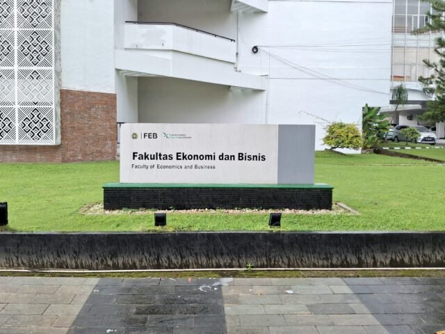 Logo FEB USU di halaman depan fakultas, Jumat (18/7/2025). | Derista Putri