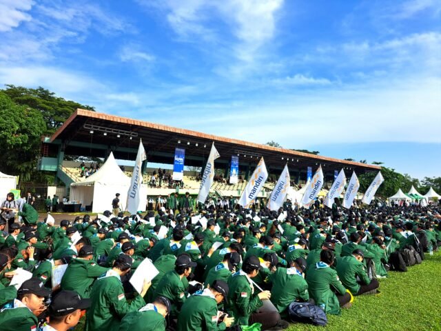 MEMULAI | Para mahasiswa baru telah memasuki stadion mini dan duduk berbaris sesuai fakultasnya, Rabu (13/8/2025). | Rosa Ayulia