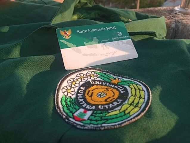 Kartu BPJS di atas almamater USU, Rabu (30/7/2025). | Lody C. I. Siringo-ringo